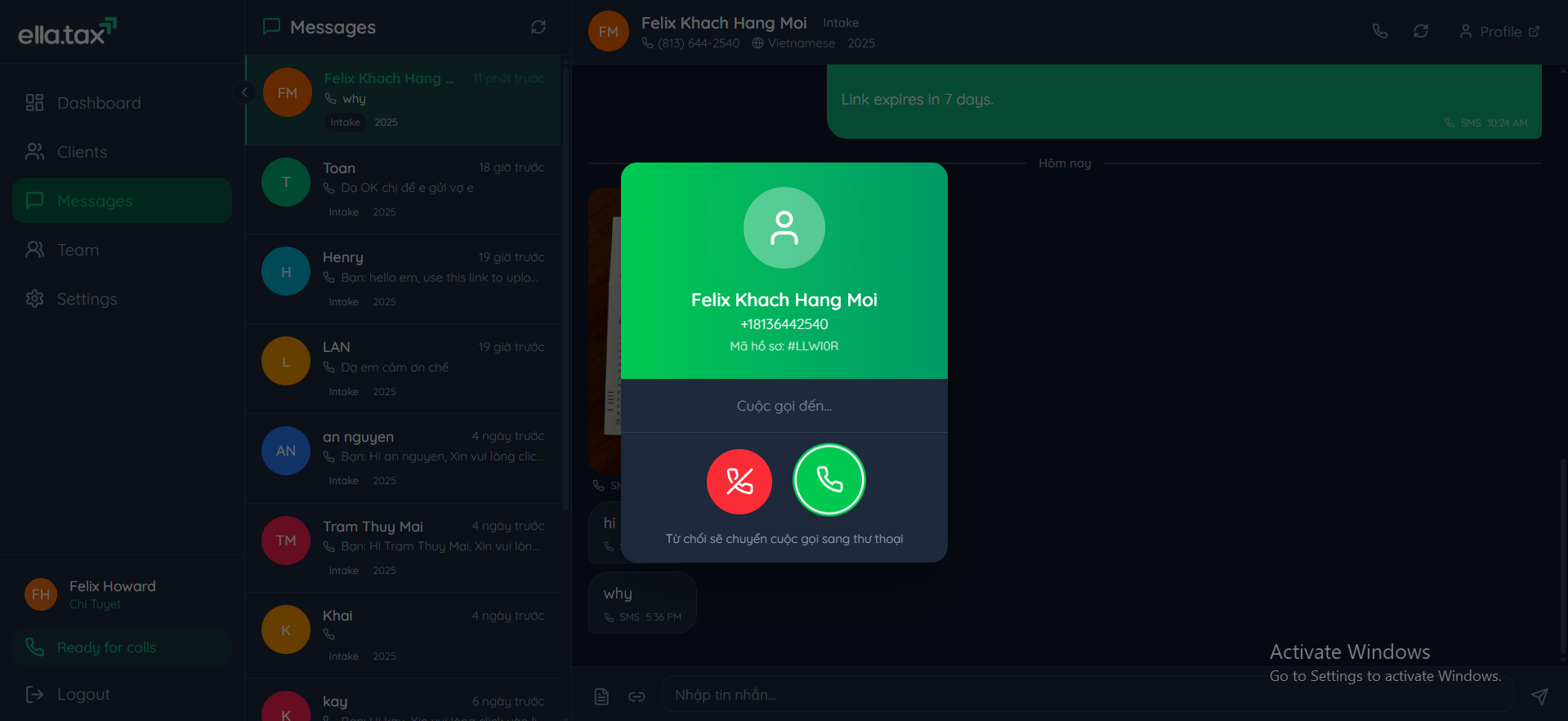 Incoming call interface with accept and reject buttons